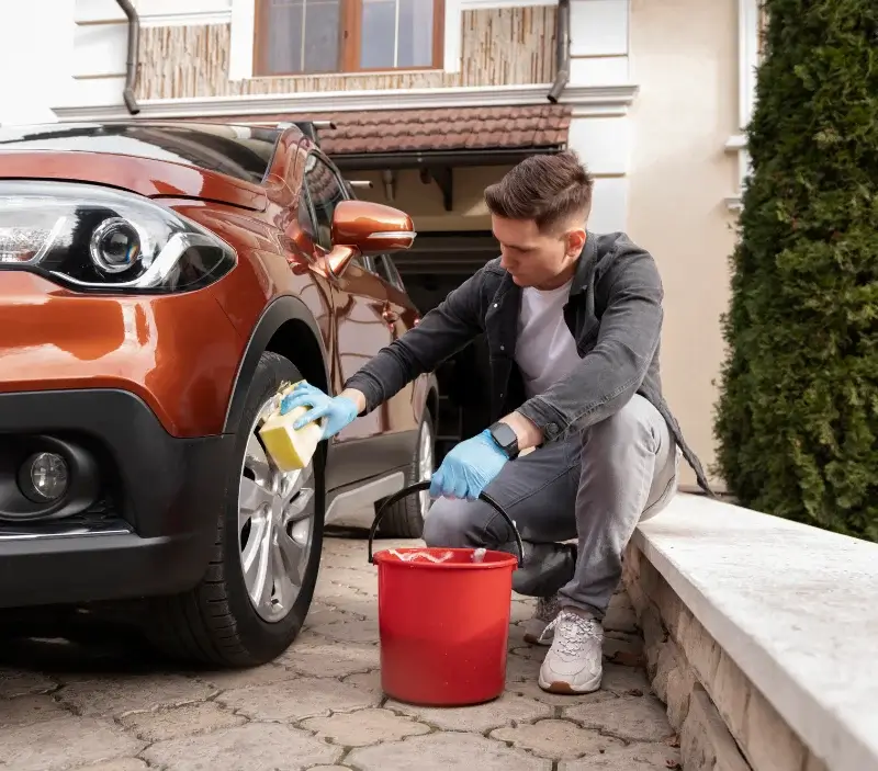 Lavage auto à domicile Saint-Satur : professionnel intervenant sur un véhicule